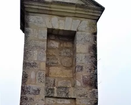 025 La stèle Saint-Laurent, à l’entrée du village de Brueil-en-Vexin, est un vestige du couvent des Bénédictins (XIème siècle)