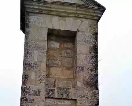 025 La stèle Saint-Laurent, à l’entrée du village de Brueil-en-Vexin, est un vestige du couvent des Bénédictins (XIème siècle)