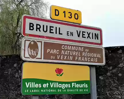 027 Le village de Brueil-en-Vexin dans la vallée de la Montcient