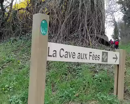 032 Direction l’allée couverte de la Cave aux Fées, au nord du village de Brueil. Ce «monument celtique aux portes du Vexin» a été découvert au XVIIème siècle