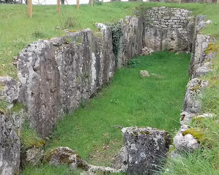 035 La Cave aux Fées est une sépulture collective semi-enterrée du Néolithique (2200 ans avant JC) longue de 14 m. Les parois sont en grès, les dalles de couverture...