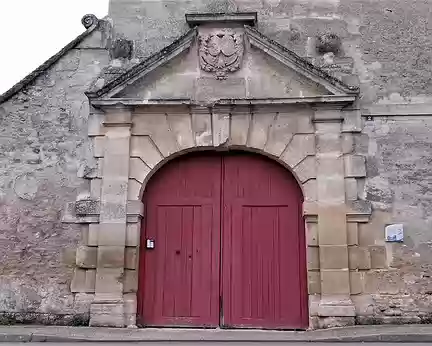 036 Le portail d’entrée du château des anciens seigneurs de Brueil (XVIIème siècle)