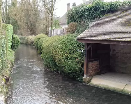 039 Ancien lavoir sur la Montcient à Brueil