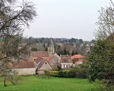 040 Le village de Brueil groupé autour de l’église Saint-Denis (XIIème siècle) au clocher octogonal