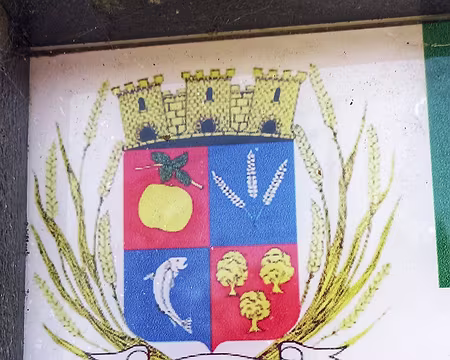 017 blason du village de St Augustin : Écartelé: au premier de gueules à la pomme d'or, tigée et feuillée de quatre pièces au naturel, au deuxième d'azur à trois...