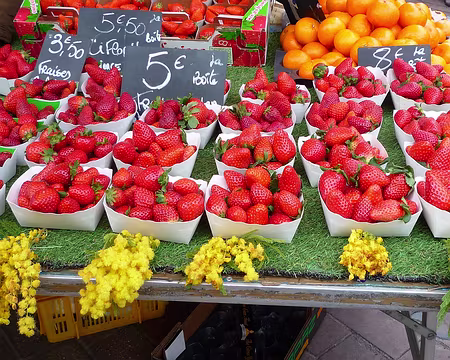 P1300133 Présentation colorée au marché Saleya