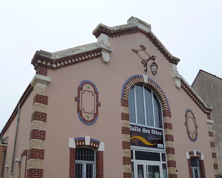 P1140797 Salle des fêtes de Courville-sur-Eure inaugurée en 1899.