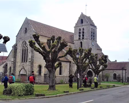 020 L’église Saint-Aubin (XII-XIV siècles) dans le village de Villeconin