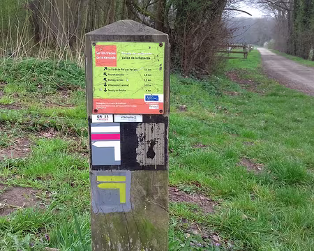 027 Le GR 11 dans la vallée de la Renarde