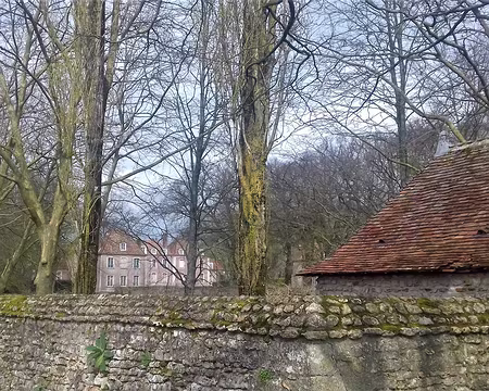 038 Derrière les hauts murs, dans un grand parc arboré, le château de Saudreville (XVIIème siècle)