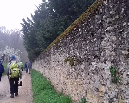043 Le chemin contourne le mur d’enceinte du domaine de Souzy-la-Briche
