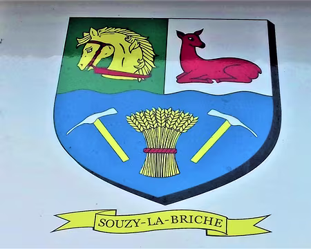 045 Le blason du village : tête de cheval (attribut de saint Martin), tête de biche (attribut de saint Gilles), onde bleue (pour la Renarde), les pics de carriers...