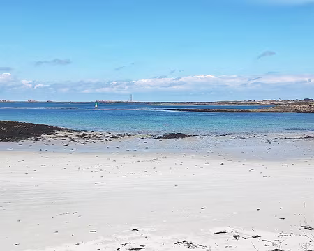 024ab On aperçoit le phare de l'Ile Vierge
