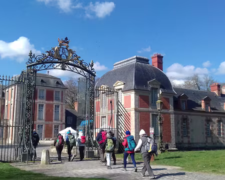 010 La grille d’entrée et la cour d’honneur du château de style Louis XIII