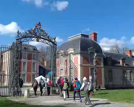 010 La grille d’entrée et la cour d’honneur du château de style Louis XIII