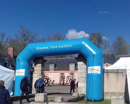 011 Le Championnat de France de marche nordique se déroule dans le parc du château ce dimanche 3 avril 2022