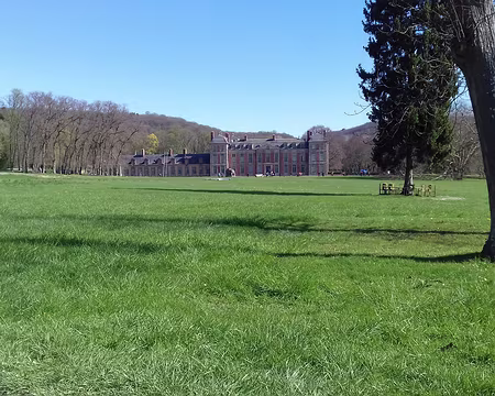 021 La grande pelouse et le château