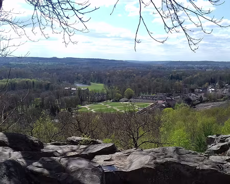 036 Depuis le Belvédère, vue sur le parc, le château, et le village de Chamarande dans la vallée de la Juine