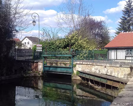 039 Le pont de Goujon relie Lardy et Janvry-sur-Juine. Il est équipé d’une vanne qui régulait le niveau de la rivière pour alimenter le moulin du même nom