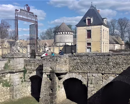 043 Les douves asséchées, le pavillon d’entrée, et le colombier du château