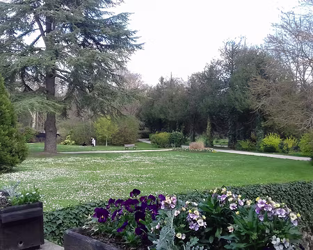 046 Le parc de l’Hôtel de Ville à Lardy était la propriété de l’ancien château