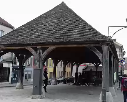 001 La halle en bois (XVIIIème siècle) de Luzarches (Val d’Oise) où se tenait le marché hebdomadaire du vendredi. Classée Monument historique en 1928
