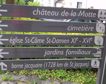 003 Luzarches est située sur la Via turonensis, à 1728 km de Saint-Jacques de Compostelle