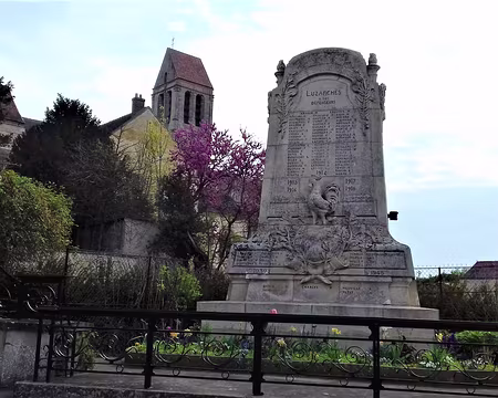 004 Le Monument aux Morts de la Première Guerre mondiale et le clocher de l’église Saint-Côme – Saint-Damien de Luzarches