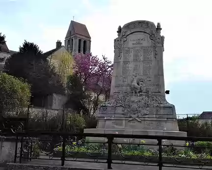 004 Le Monument aux Morts de la Première Guerre mondiale et le clocher de l’église Saint-Côme – Saint-Damien de Luzarches