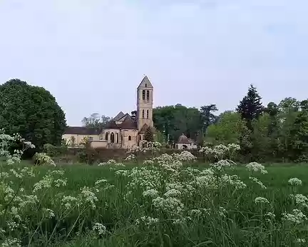 008 L’église, classée Monument historique en 1912, est située en bordure des champs, à l’extrémité est de la ville de Luzarches