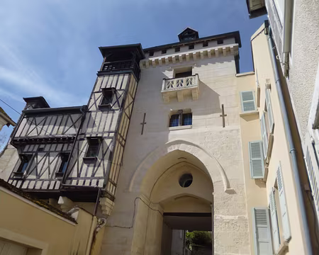 P1150010 Porte Saint-Côme reconstruite au XIXè s. par Viollet-le-Duc, dans le style troubadour, Luzarches