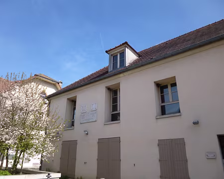 P1150013 Maison habitée de 1904 à 1925 par Erik Satie (1866-1925), compositeur et Paulette Darty (1869-1939), cantatrice. Luzarches