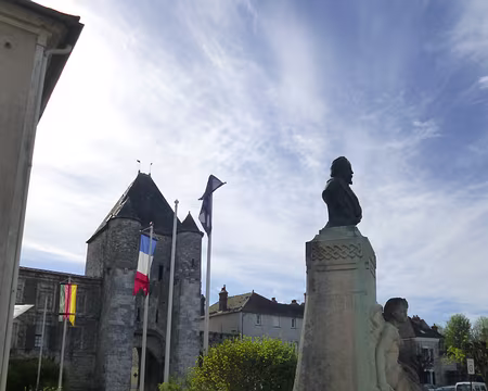 P1150070 Buste du peintre Alfred Sisley (1839-1899) et la Porte de Samois, Moret-sur-loing
