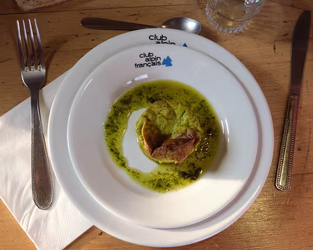 093_DSCF8429 Vaisselle très classe, tout comme la cuisine !