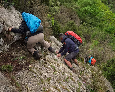 245_DSCF9654 Sur ces dalles rendues glissantes par la pluie, on aurait bien aimé avoir une troisième corde fixe