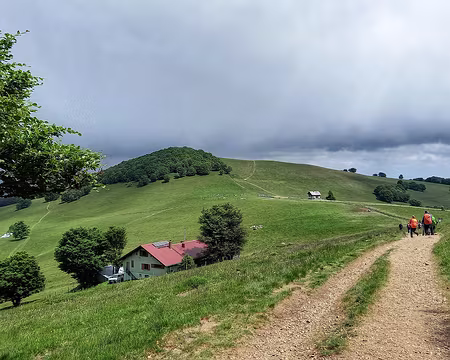 20220529_141927-01 Refuge du Rossberg gardé et refuge non gardé Rossberg-Waldmatt, en ligne de mire le Thanner Hubel