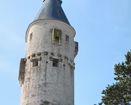 003 Tour du Guette, vestige médiéval, permettait la surveillance des 5 vallées