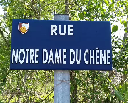 003 La rue Notre Dame du Chêne et le blason des Seigneurs de Crouy