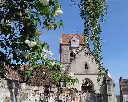 017 L’église gothique Saint-Pierre au cœur du village de Vaux …
