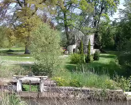 023 Ruines dans le parc du moulin à Vasset (commune de Coulombs-en-Valois)