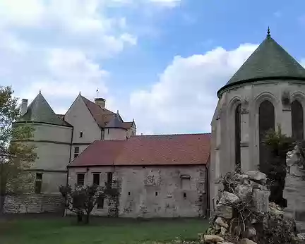 032 La chapelle gothique et le logis Renaissance de la Commanderie hospitalière de Moisy, (anciennement de l’Ordre du Temple), à l’extrémité occidentale du village...