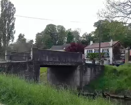 041 Pont routier sur le canal de l’Ourcq à Neufchelles