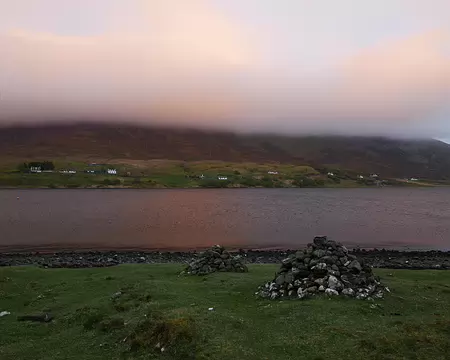 P1110722 Notre lieu de bivouac sur le littoral du loch de Sligachan en face de Sconser.