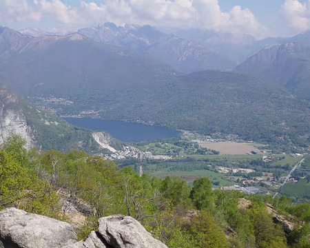 Lac de Mergozzo, vu du Monte Camoscio Vue du sommet du Monte Camoscio. Le lac Mergozzo
