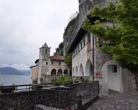 P085 L’Ermitage de Santa Caterina del Sasso, à flanc de falaise