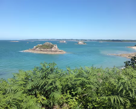 P1150177 L'île Louët et son phare de 1837. Le Château du Taureau (XVIIè s.)