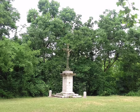 006 Une croix dans l’allée de Gasherbes à Monteils
