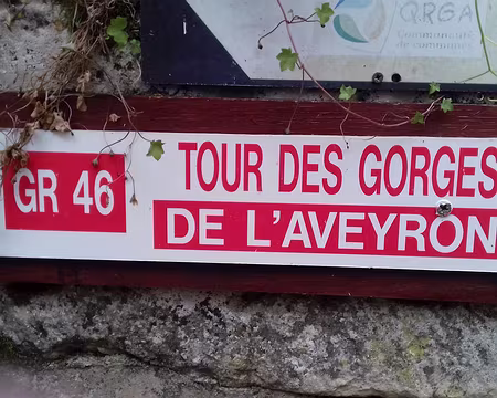 019 Le GR 46 (Tour des Gorges de l’Aveyron) près du château de Caylus