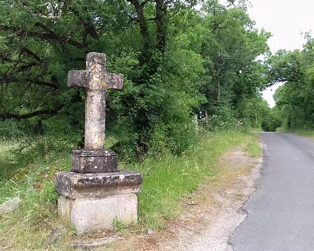 026 Croix de pierre au carrefour
