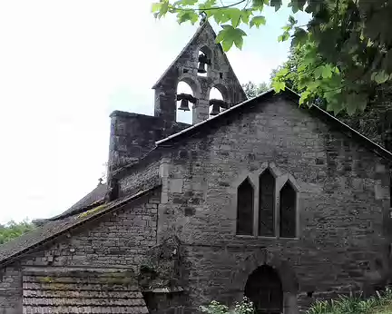037 Au fond du vallon (altitude 275 m), l’église Notre Dame de Livron (diocèse de Montauban) édifiée au Moyen-Âge. Lieu de pèlerinage